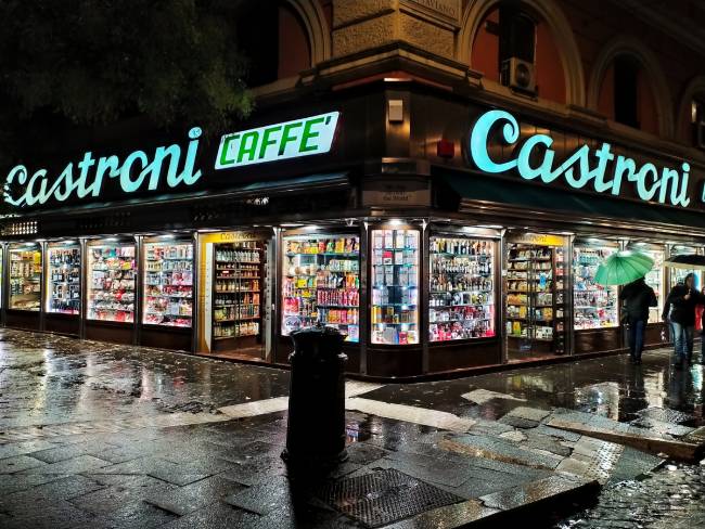 Façade magasin Castroni de nuit