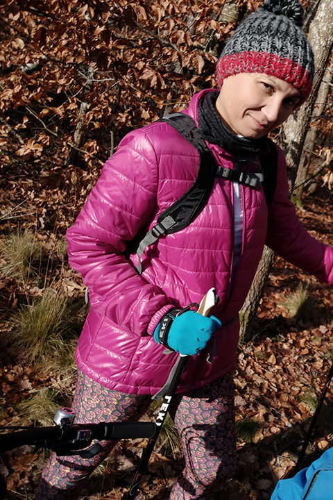 Femme avec des bâtons de marche nordique