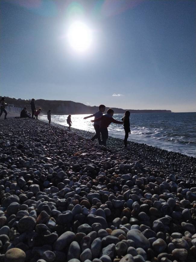 Enfants sur plage de Fécamp
