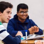 deux jeunes garçons étudiant